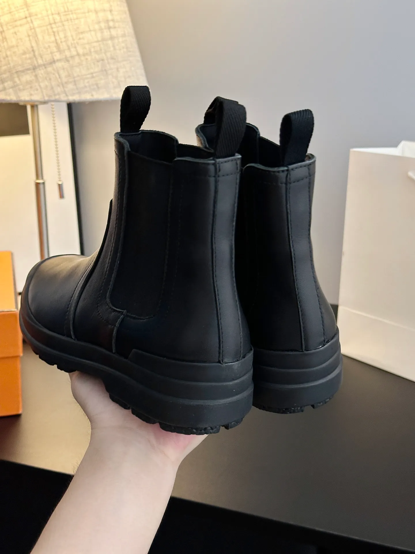 👟👟Ex-factory price 700👟👟 【𝐇𝐄𝐑𝐌𝐄𝐒Ankle boots】Exquisite workmanship, classic and yet individual, matching college style & simple style. yyds The key point is that it makes you taller and slimmer, which is really good news for small people. It makes you look slimmer and taller than ever yyds, good-looking ➢Shoe upper material: original customized cowhide + Yangjing noodles ➢Inner material: cowhide lining ➢Outsole material: original rubber sole ➢Color selection: black cowhide, black Yangjing, nude Yangjing ➢Optional code number: 35-40 (customized 40 is not returnable)
